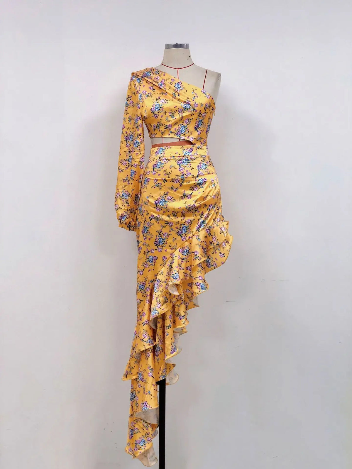 Abito Elegante e Sexy con Stampa Floreale, Orlo Asimmetrico, Collo Alto, Maniche a Palloncino, Lunghezza al Ginocchio