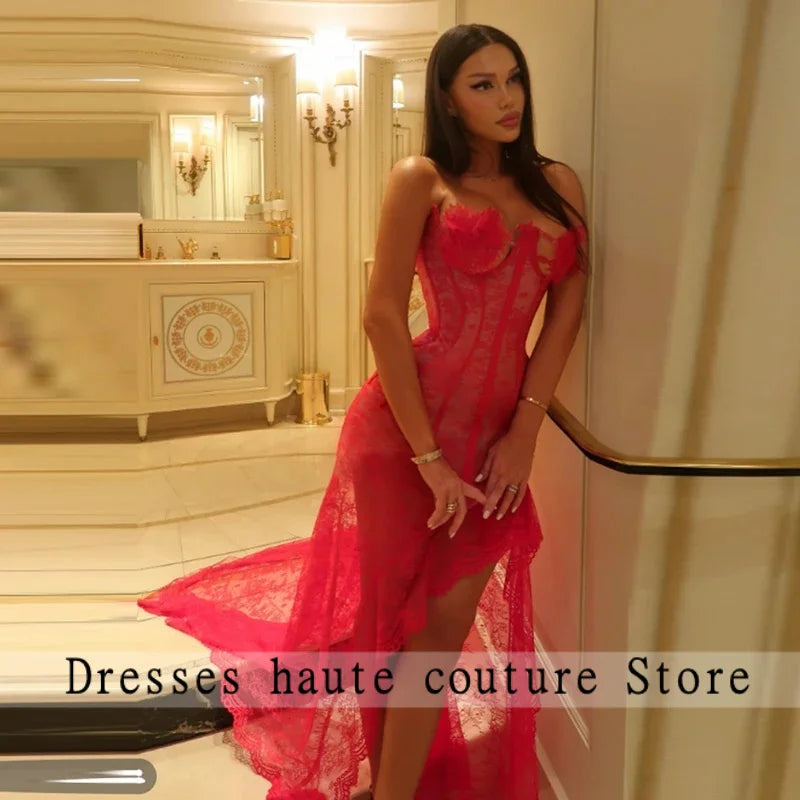 Abito da sera rosso senza spalline in pizzo trasparente con corsetto, spacco alto e strascico lungo a sirena, personalizzabile per feste e balli di fine anno