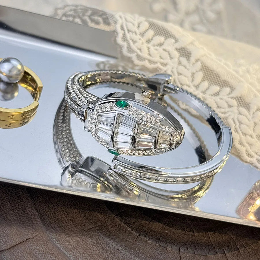 Orologio da polso a forma di serpente alla moda con diamanti incastonati di lusso per donna Elegante borsa aperta Elegante design europeo e americano