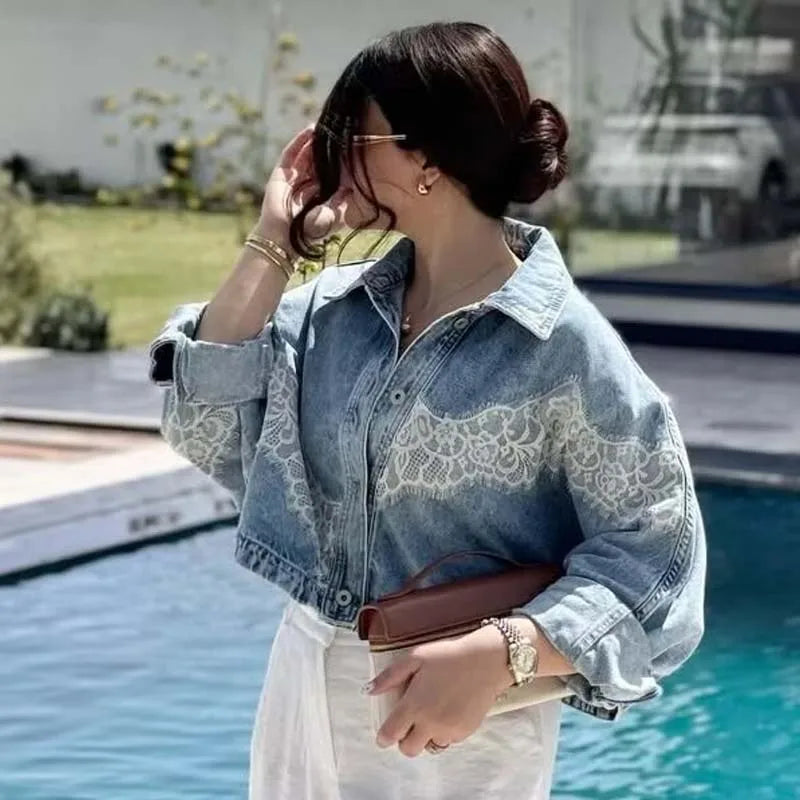 YENKYE Nuova Giacca in Denim Corta da Donna 2026 Blu Chiaro con Inserti in Pizzo, Bottoni Frontali, Maniche Lunghe, Vestibilità Ampia, Stile Streetwear