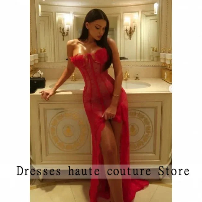 Abito da sera rosso senza spalline in pizzo trasparente con corsetto, spacco alto e strascico lungo a sirena, personalizzabile per feste e balli di fine anno
