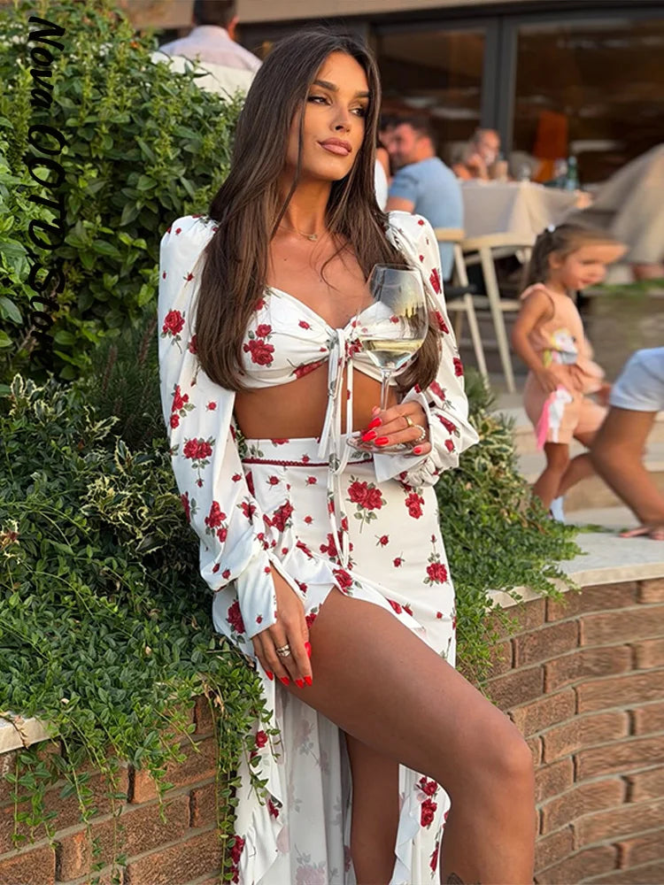 Completo da donna con stampa floreale da spiaggia, top corto a maniche lunghe con scollo quadrato e gonna lunga con spacco, nuovi outfit per feste e vacanze estive