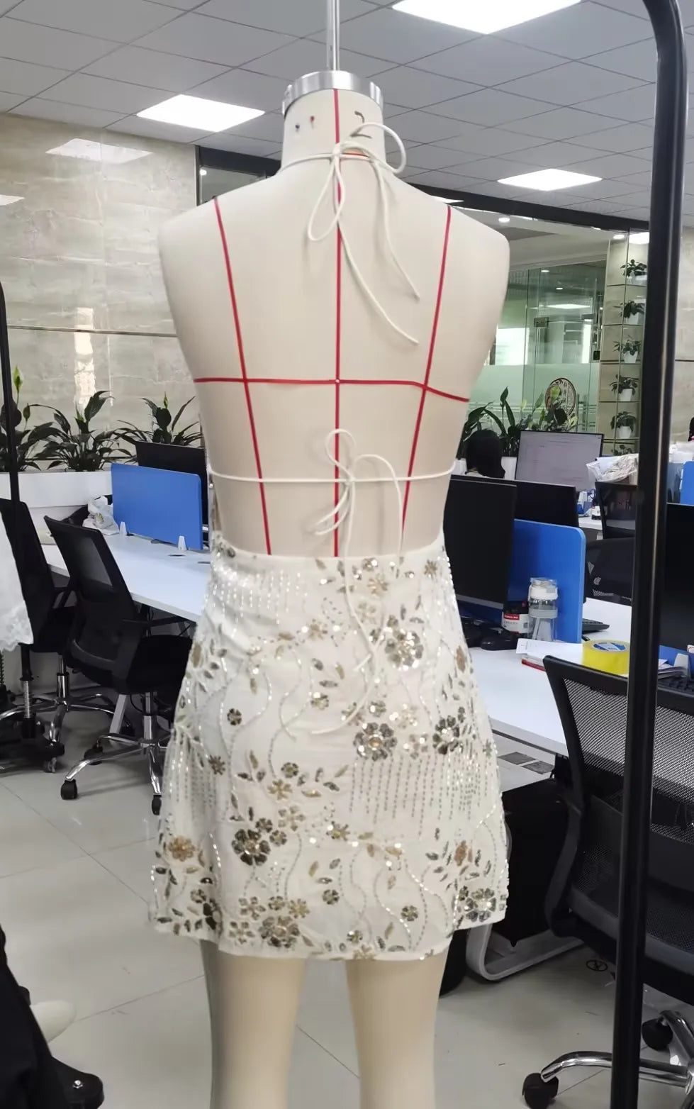 Combhasaki Donna Estate Lusso Cinghie sottili Legato Halter Neck Lucido Paillettes Perline Floreale Ricamato Backless Slim Fit Mini abito