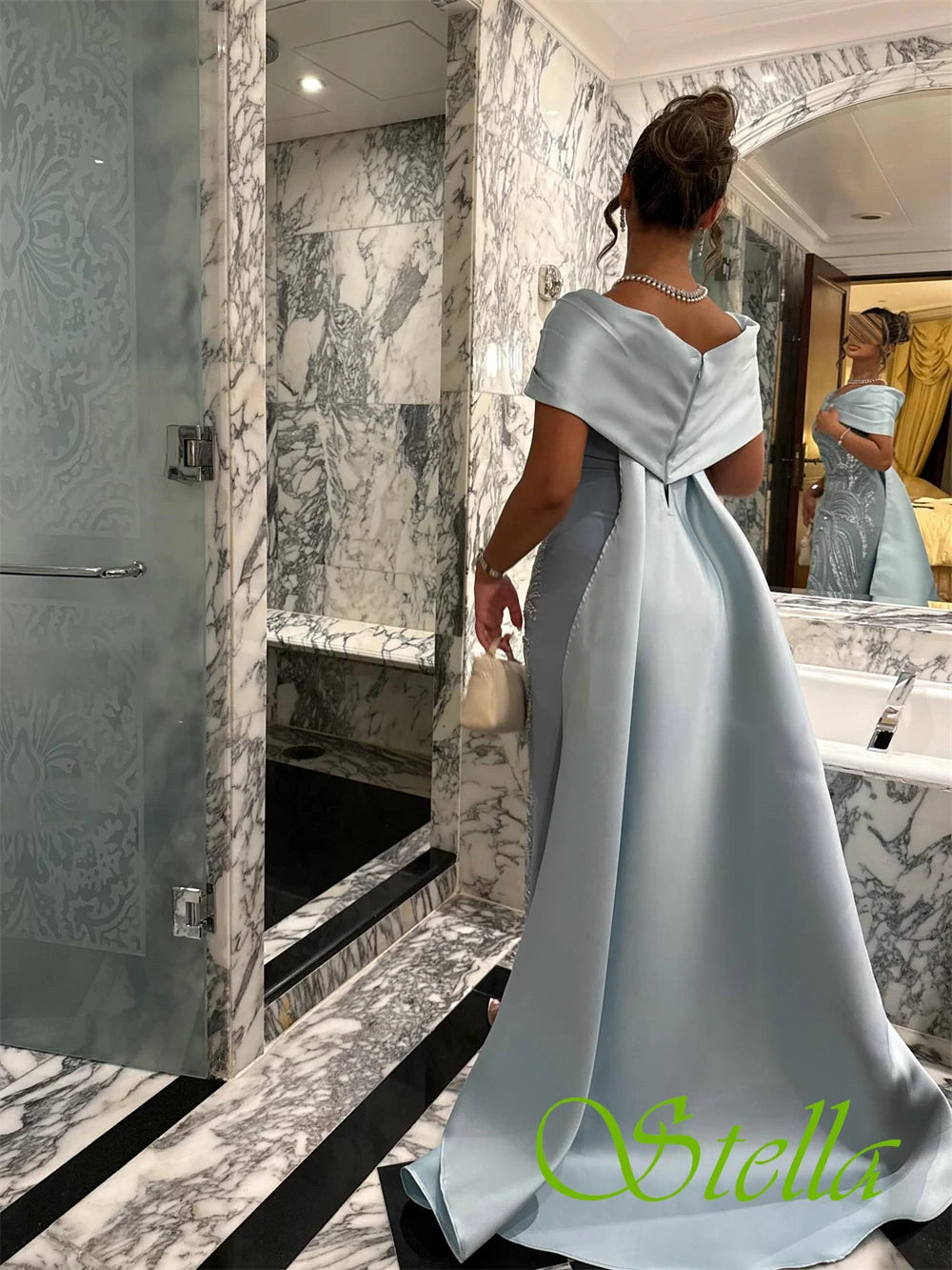 Abito da sera sexy personalizzato con scollo a barchetta in raso Abiti da ballo semplici a sirena Abiti scintillanti con strascico di corte che bordano abiti per occasioni speciali