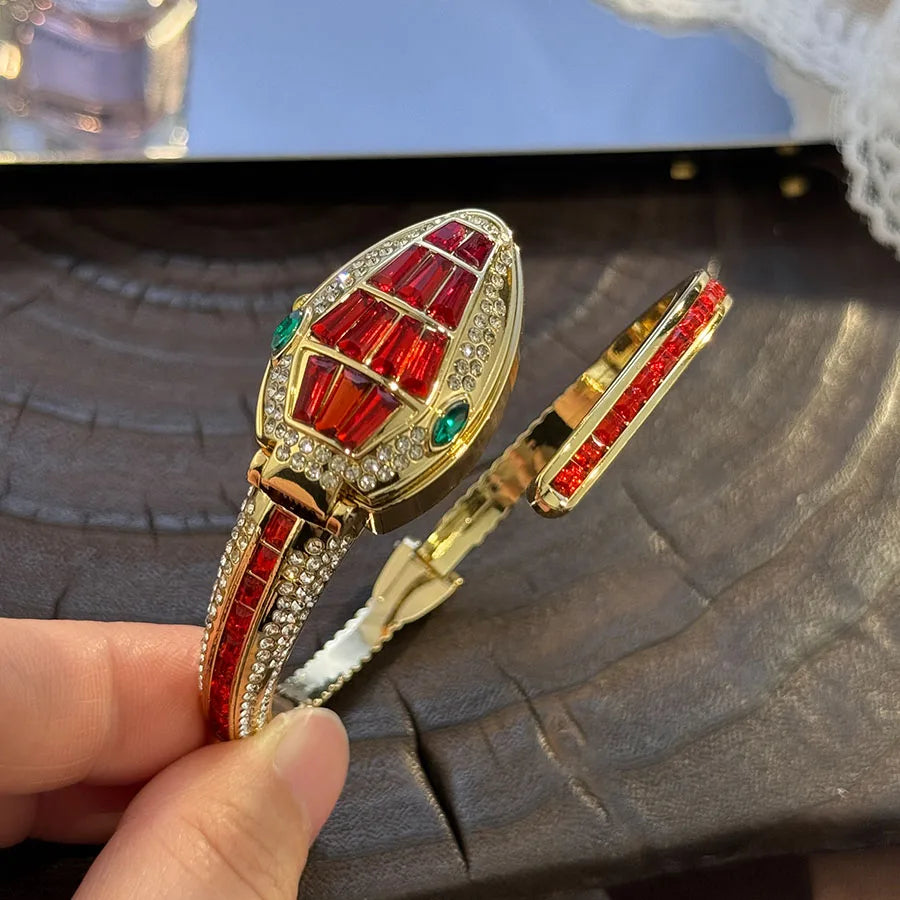 Orologio da polso a forma di serpente alla moda con diamanti incastonati di lusso per donna Elegante borsa aperta Elegante design europeo e americano