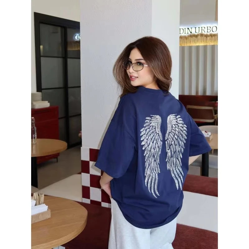 T-shirt oversize Y2K blu navy con ali d'angelo |   T-shirt con grafica sul retro e spalle scese, 100% cotone |   Top streetwear estivo dall'estetica grunge