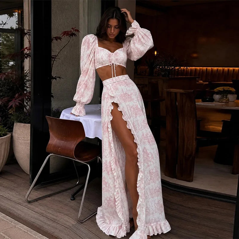 Completo da donna con top corto a stampa floreale, maniche lunghe, top con fiocco, gonna a balze con spacco alto, abiti estivi da spiaggia per le vacanze 2026.