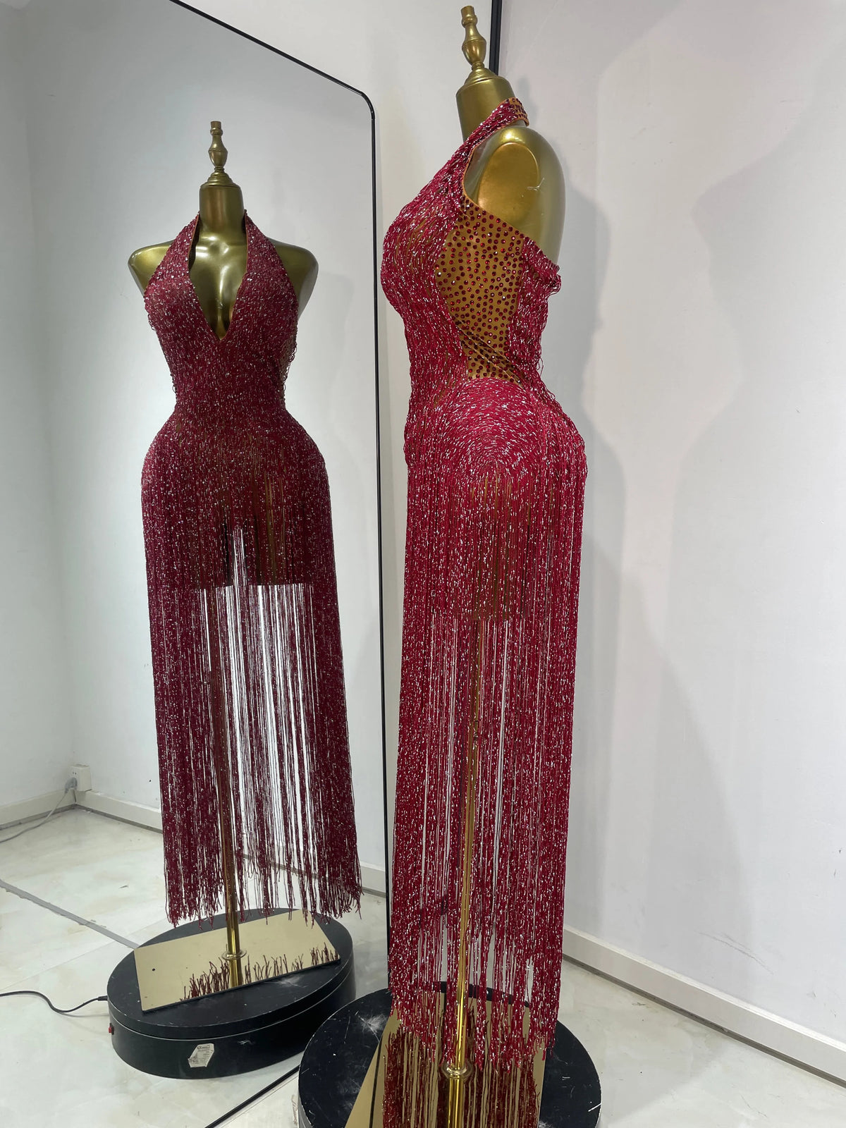 Abito da sera/cocktail/serate di gala con scollo a V e schiena scoperta, senza maniche, con frange, colore bordeaux, modello bodycon, per donna - Foto Reali