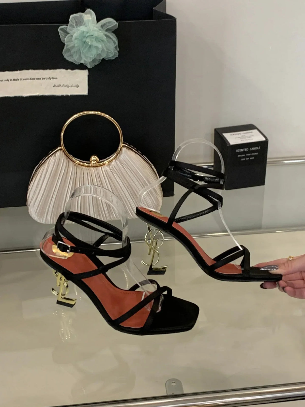 Eleganti sandali con tacco con lettera dorata, fascia incrociata, punta aperta, stile romano, tacchi alti, scarpe estive nuovo arrivo per le donne