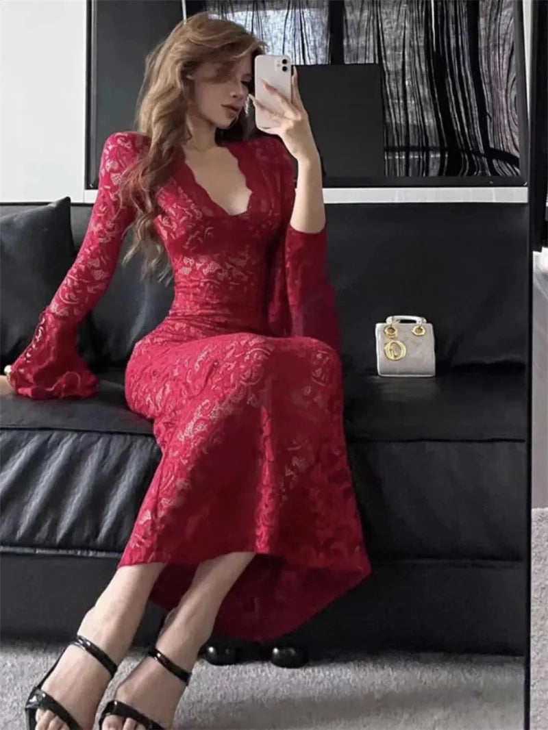 Abito rosso a maniche lunghe con scollo a V Gonna aderente aderente matura cava in pizzo all'inizio dell'autunno da donna con glutei avvolti e coda di pesce