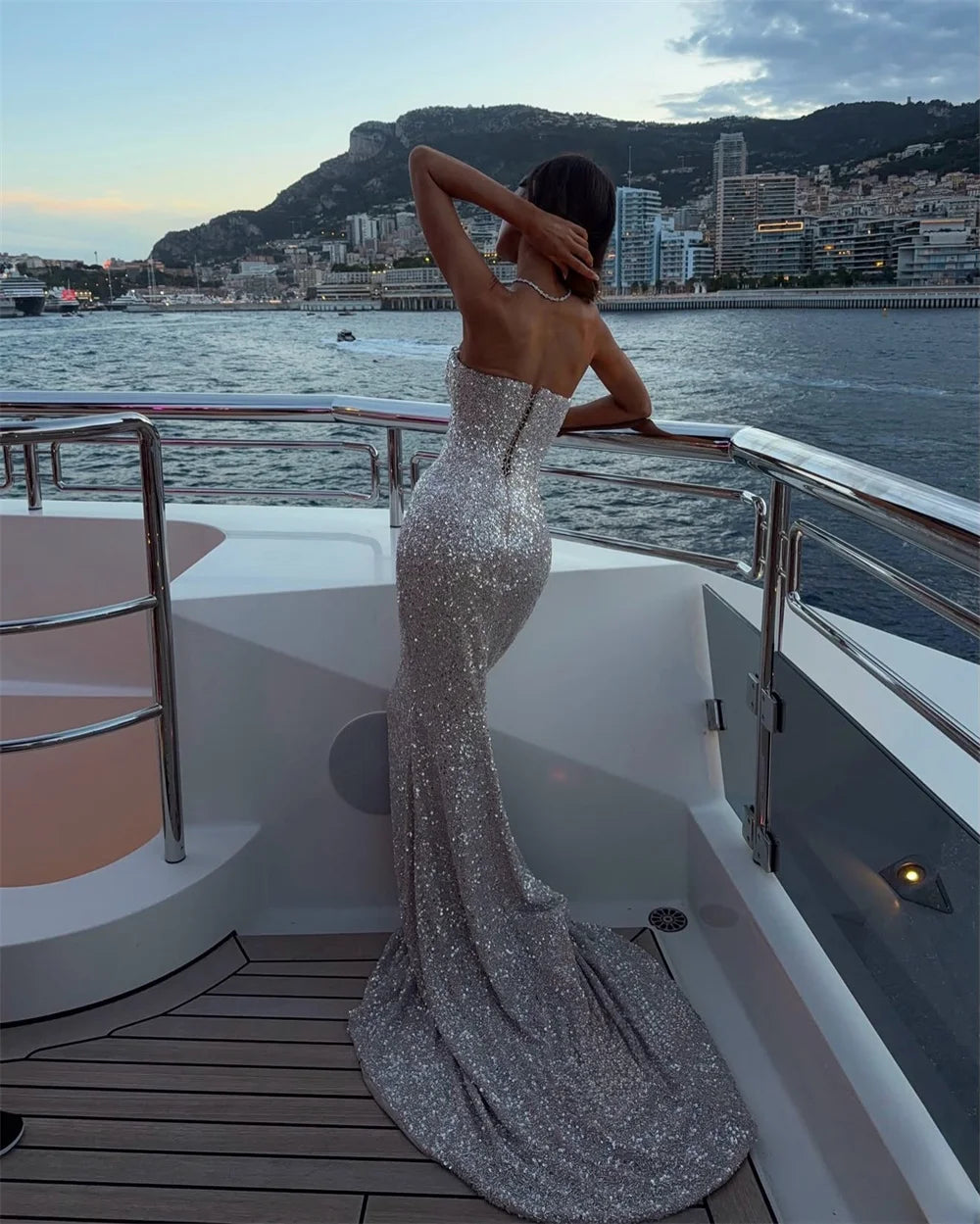 Abito da sera personalizzato Contessa in argento senza spalline, scollo a V profondo, con paillettes, vestito da ballo a sirena, vestito da sera formale con strascico