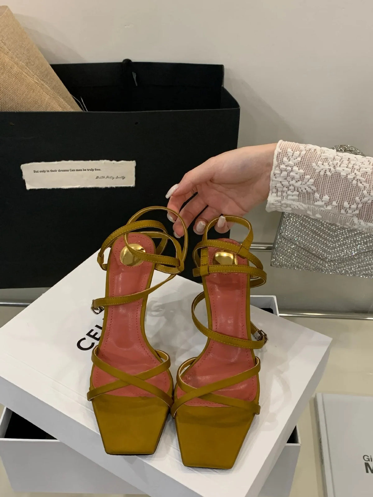 Eleganti sandali con tacco con lettera dorata, fascia incrociata, punta aperta, stile romano, tacchi alti, scarpe estive nuovo arrivo per le donne