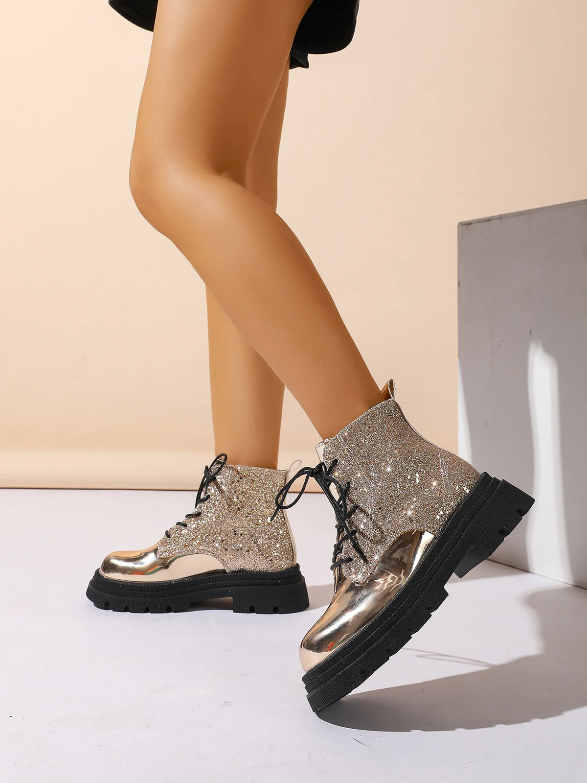 Scarpe da donna 2024 Stivali da donna alla moda argento lucido Stivali Chelsea casual e versatili Scarpe con plateau comode e calde
