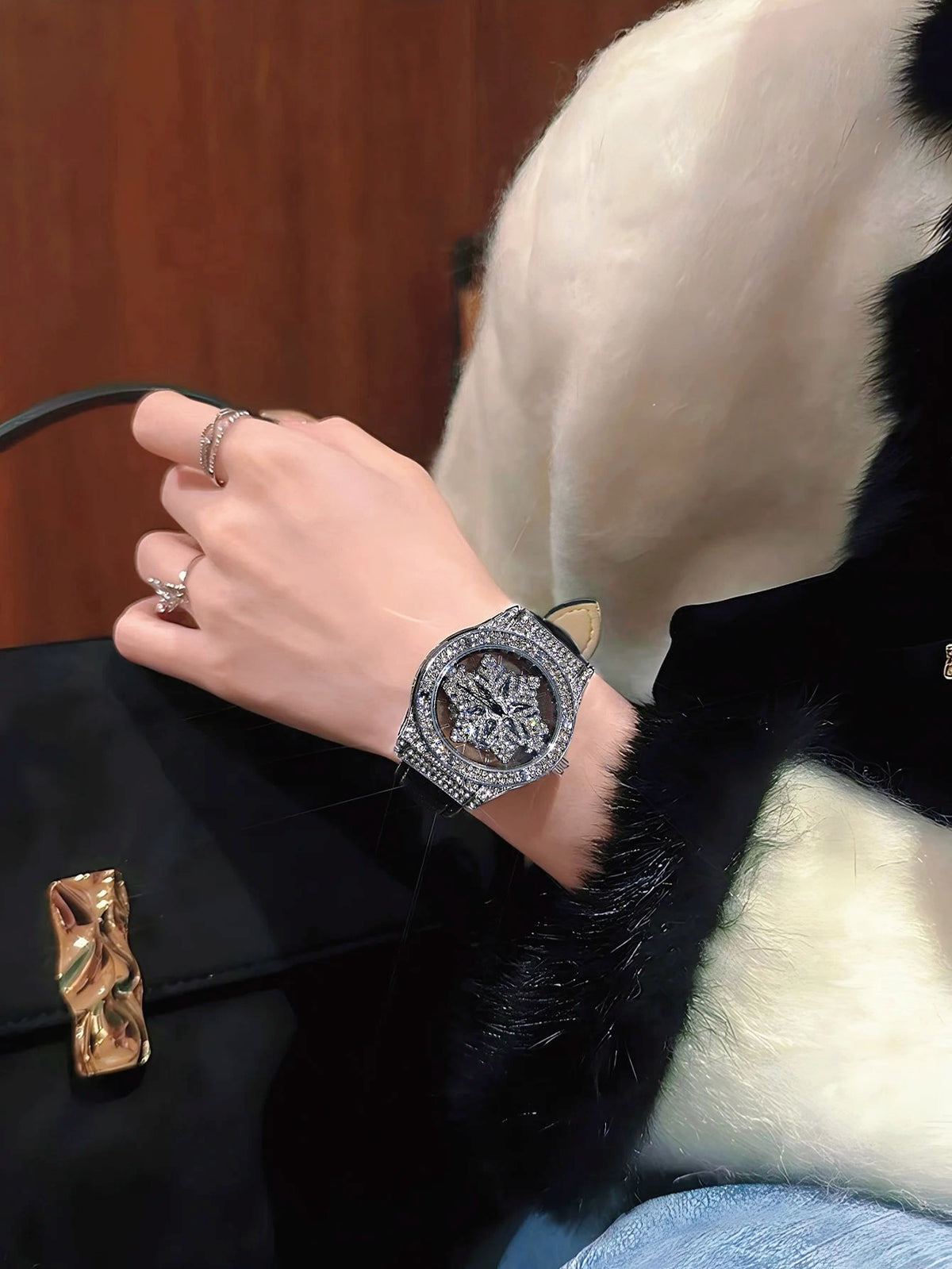 Orologio da donna alla moda, modello monoblocco, marca LSVTR, con applicazioni di strass, quadrante a tema cielo stellato girevole, motivo a fiocco di neve, impermeabile.