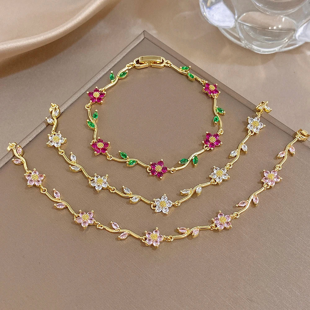 AENSOA Elegante Bracciale Regolabile con Motivo Floreale, Placcato Oro, con Cristalli a Forma di Fiore e Foglia Verde, Delicato Braccialetto con Strass per Gioielli da Donna