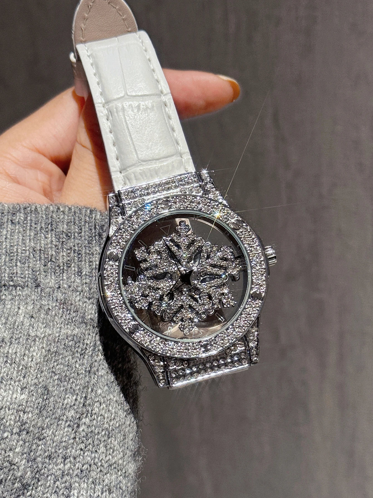 Orologio da donna alla moda, modello monoblocco, marca LSVTR, con applicazioni di strass, quadrante a tema cielo stellato girevole, motivo a fiocco di neve, impermeabile.
