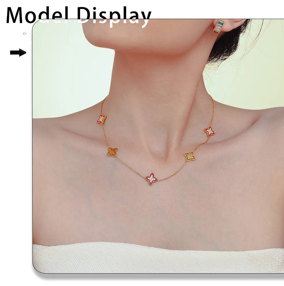 Nuovi set di gioielli alla moda con collana e bracciali a catena in acciaio inossidabile per donna, con fiore smaltato rosso e zirconi cubici scintillanti.