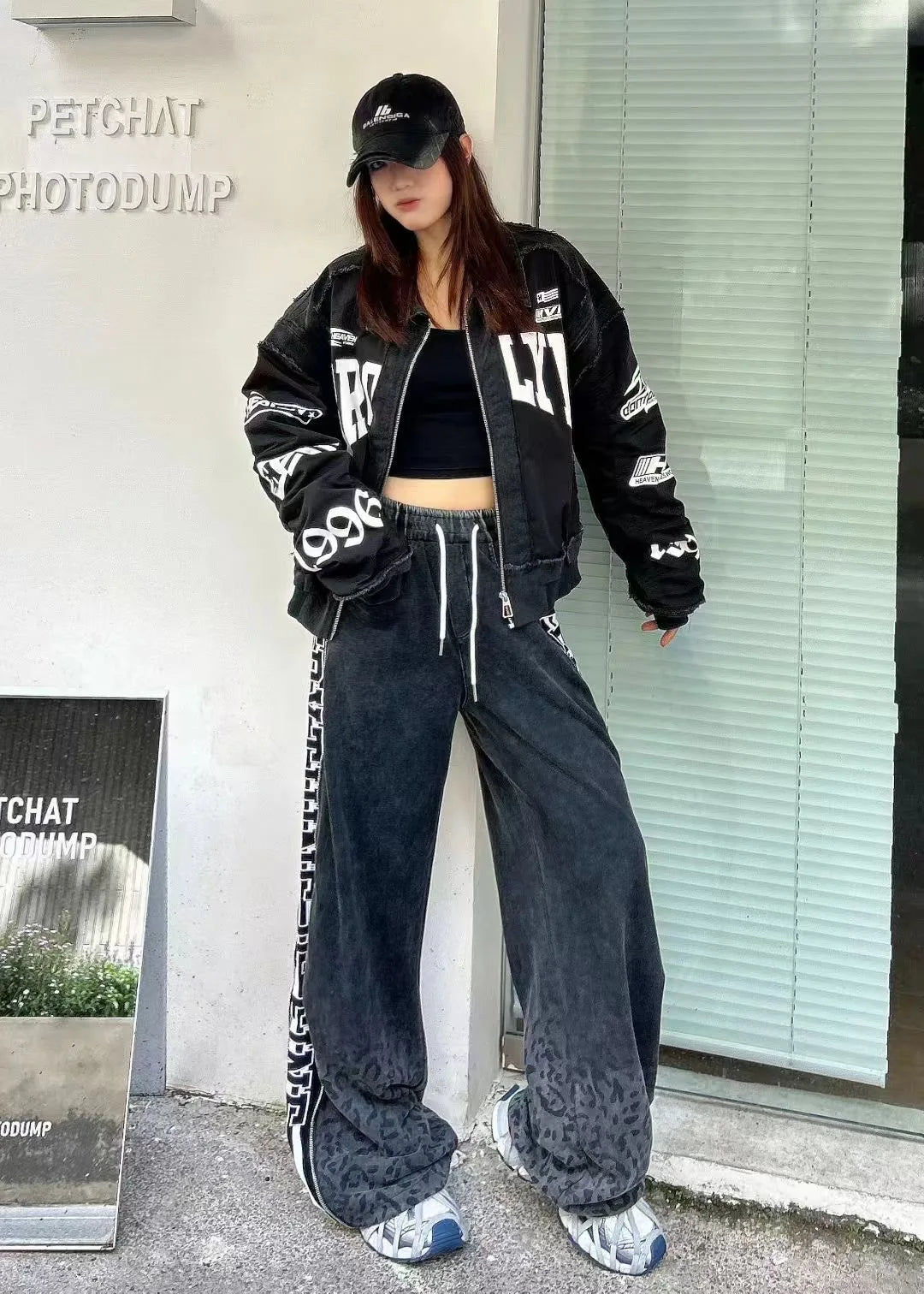 Giacca Corta da Moto Stile Europeo da Donna, Nuova Collezione Primavera 2026, Nera con Stampa Numeri e Lettere, Vestibilità Ampia, Giacca Trendy di Marca