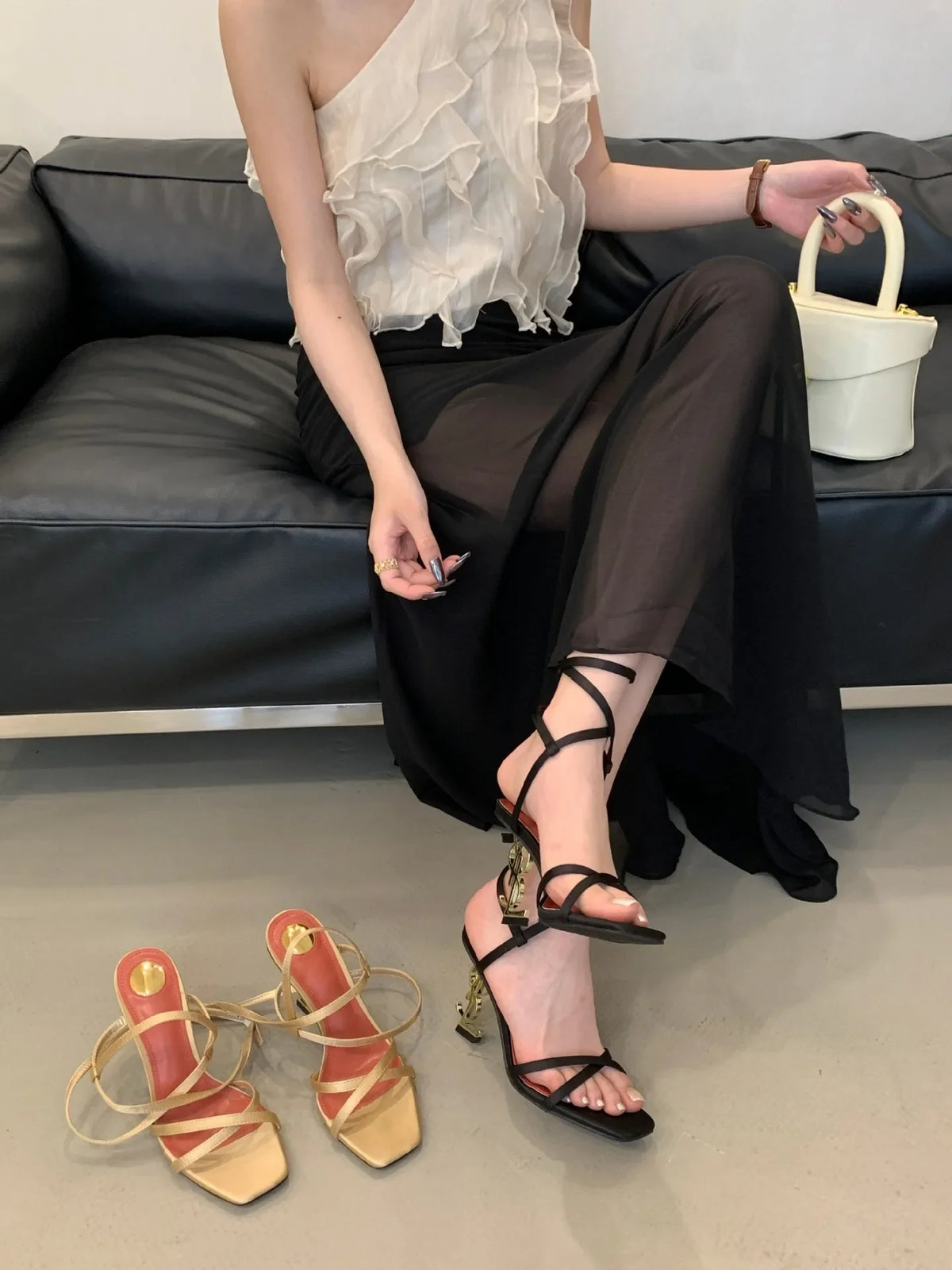 Eleganti sandali con tacco con lettera dorata, fascia incrociata, punta aperta, stile romano, tacchi alti, scarpe estive nuovo arrivo per le donne