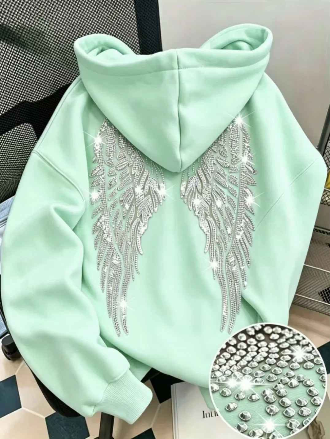 Felpa con cappuccio casual e ampio, design minimalista di tendenza 2026 con ali e strass, giacca pullover