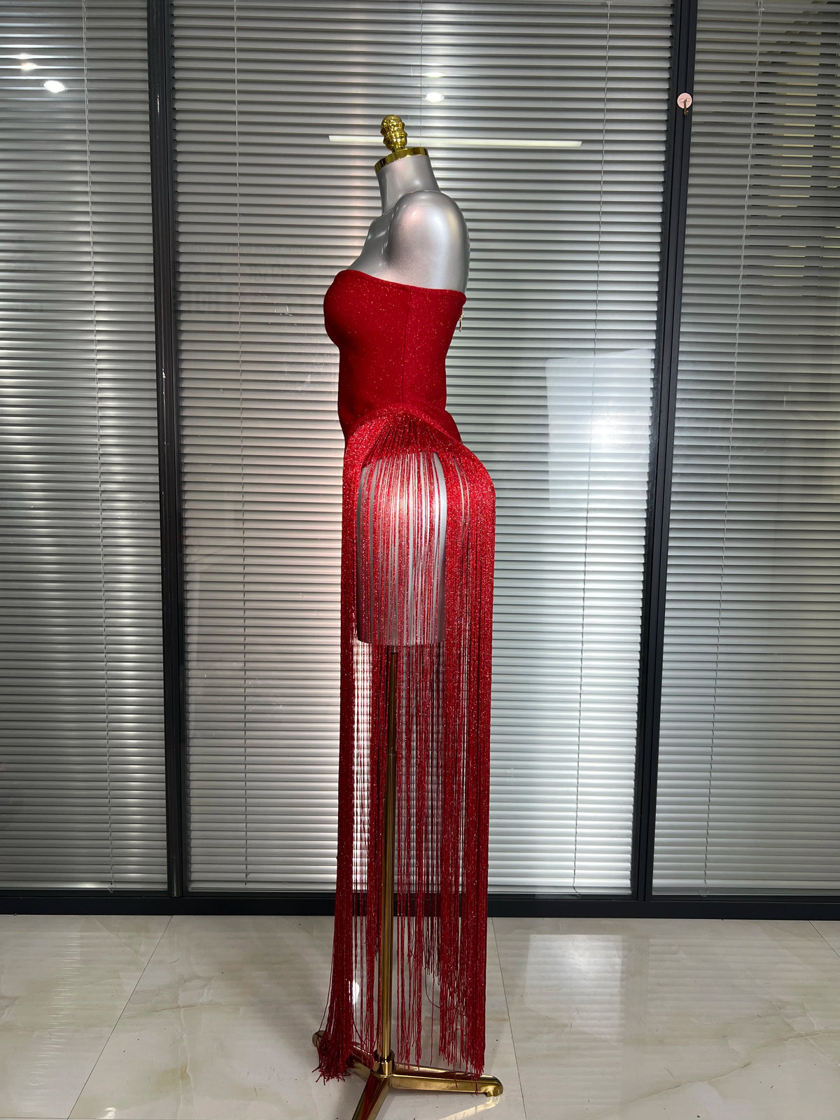 Costume da donna sexy con fasciatura rossa con nappa, designer di celebrità, brillante, scintillante, ballerino, night club, palcoscenico