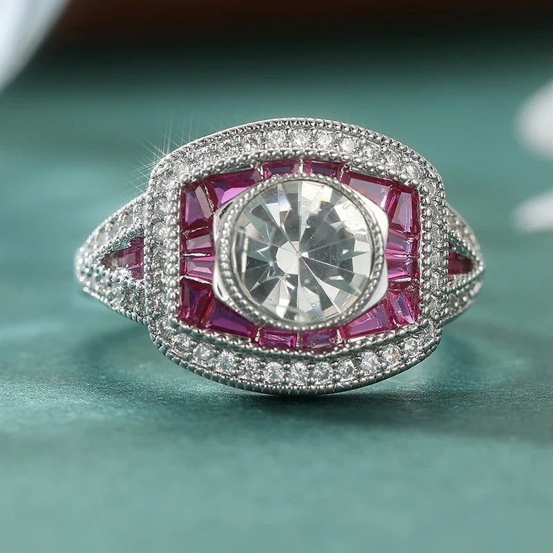 Anello Vintage Scintillante con Zirconia Sintetica Placcato Argento per Donne, Design Elegante e Lussuoso, Accessori per Gioielli da Banchetto e Anniversario