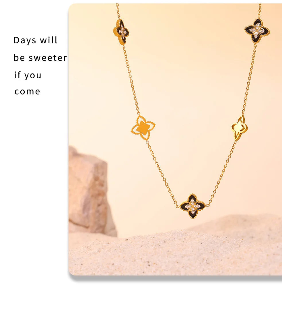 Nuovi set di gioielli alla moda con collana e bracciali a catena in acciaio inossidabile per donna, con fiore smaltato rosso e zirconi cubici scintillanti.