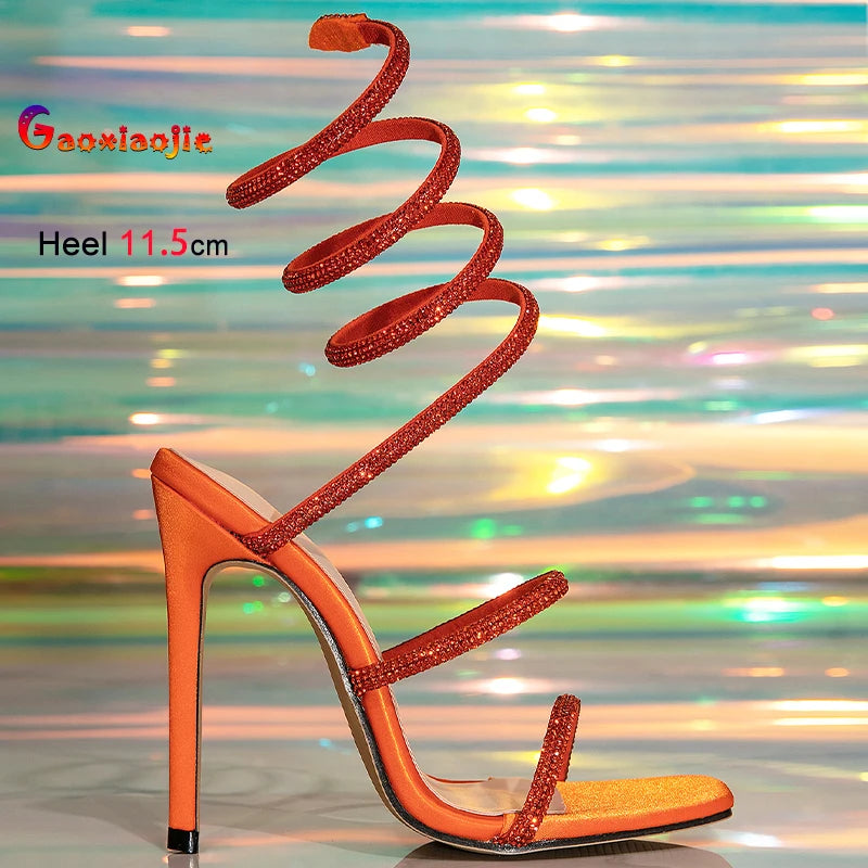 2025 Sandali delle nuove donne Moda a forma di serpente Strass sexy Tacchi altissimi Stile francese Versatile sandalo con punta sottile e tacco sottile