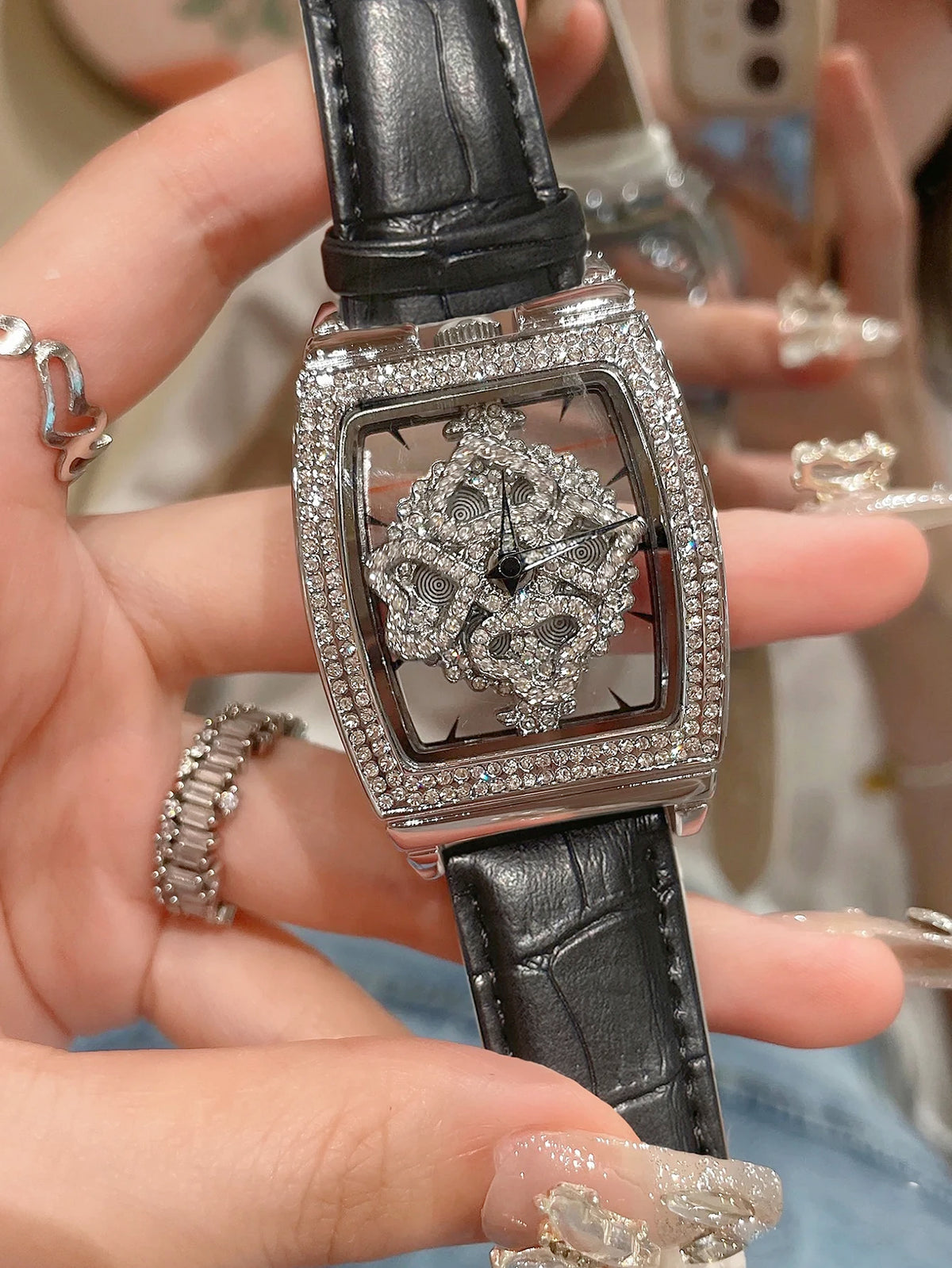 1 orologio da donna con quadrante preciso a forma di botte, alla moda ed elegante, decorazione con diamanti sul fondello trasparente, regina da poker rotante