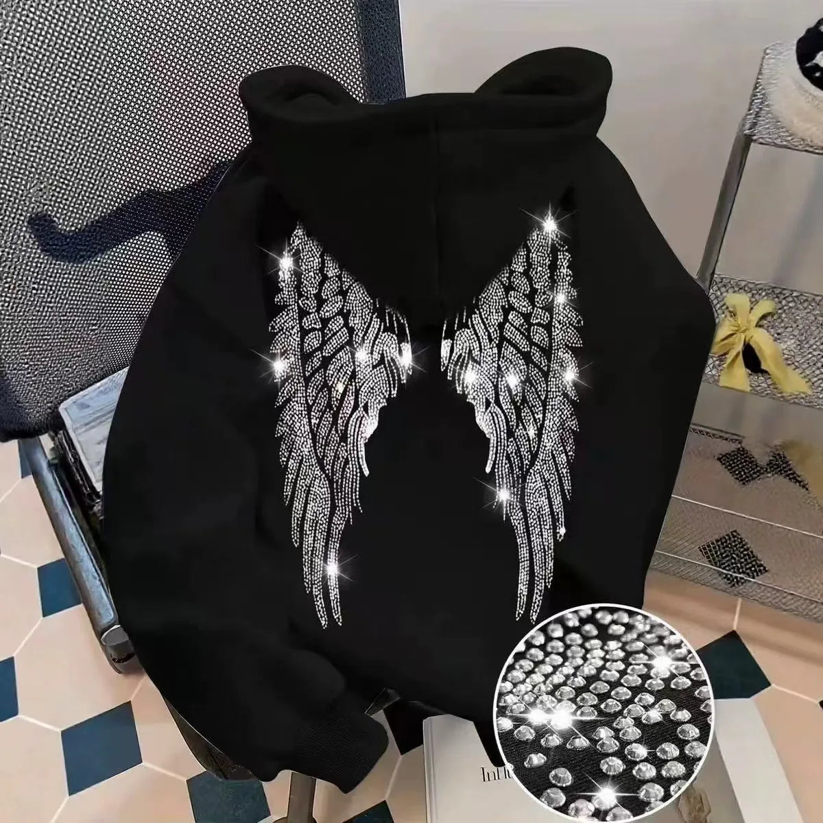 Felpa con cappuccio casual e ampio, design minimalista di tendenza 2026 con ali e strass, giacca pullover