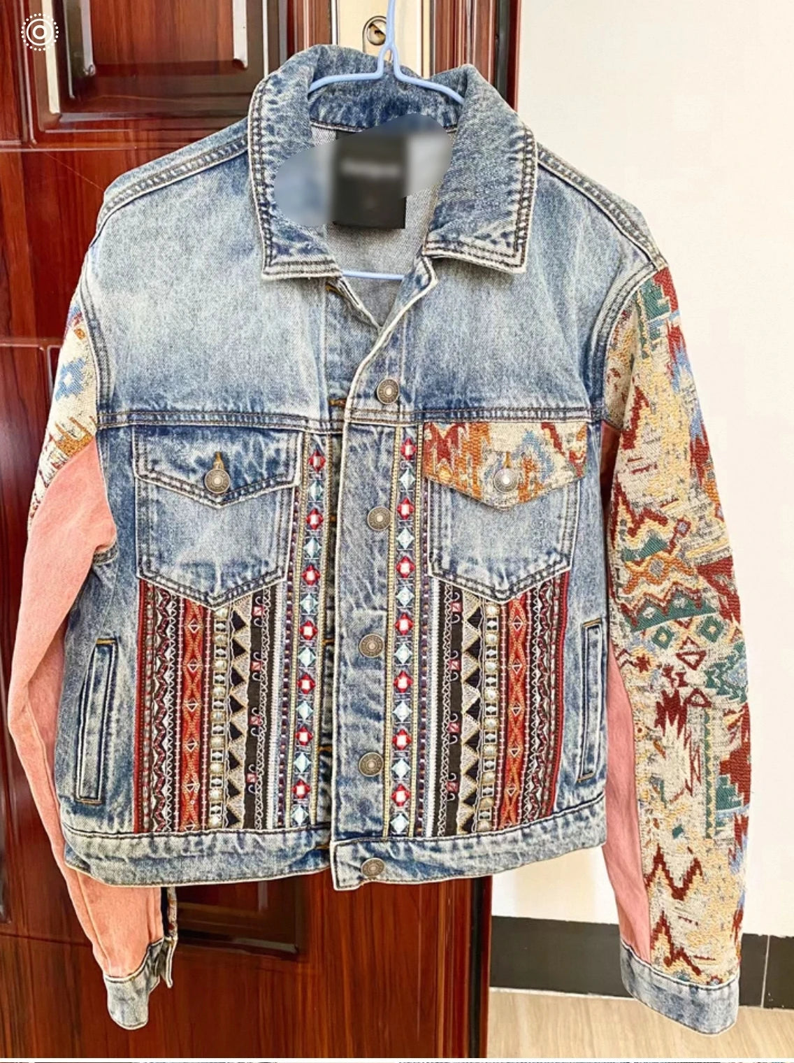 Una nuova giacca di jeans ampia e casual spagnola ricamata e color block dalla ordine di esportazione originale