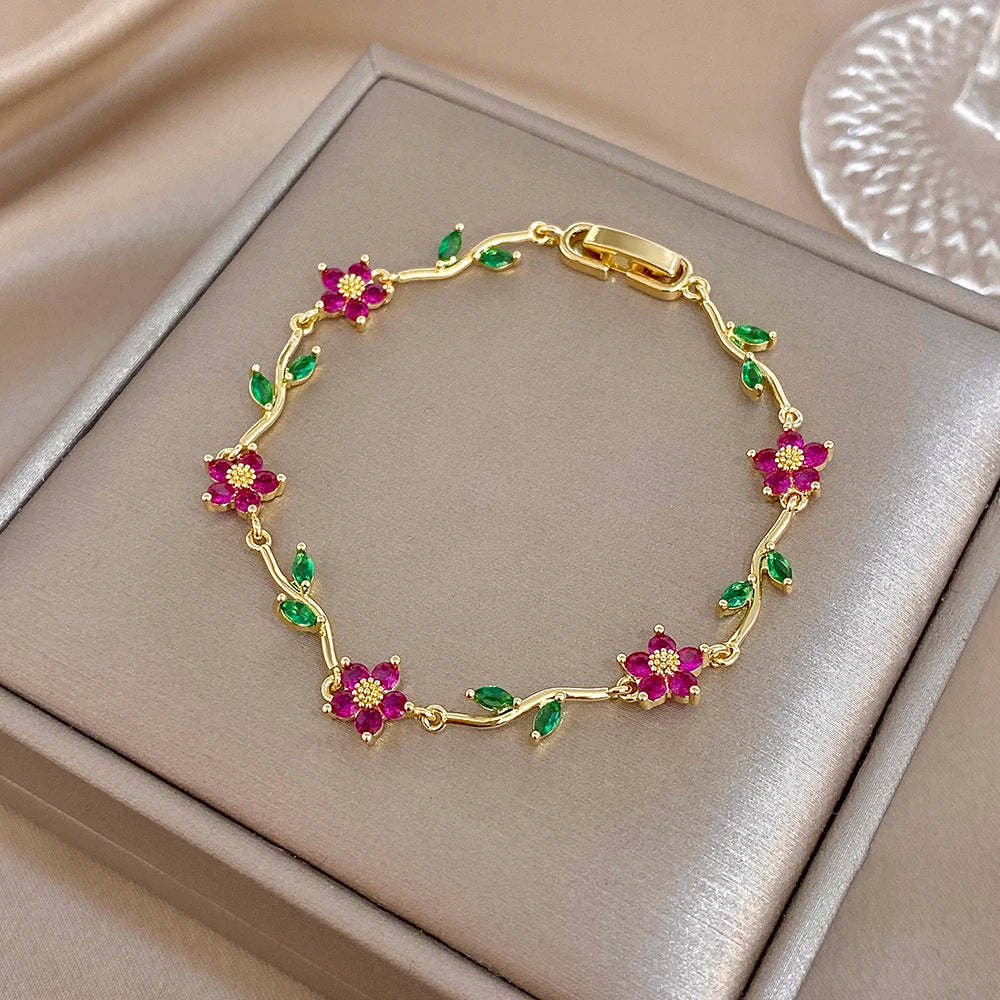 AENSOA Elegante Bracciale Regolabile con Motivo Floreale, Placcato Oro, con Cristalli a Forma di Fiore e Foglia Verde, Delicato Braccialetto con Strass per Gioielli da Donna