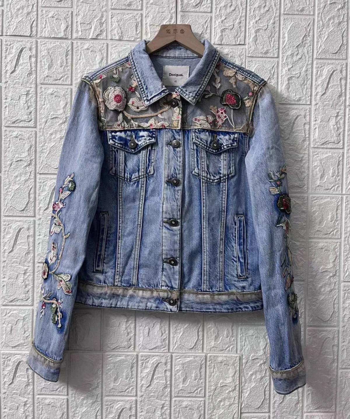 Una nuova giacca di jeans ampia e casual spagnola ricamata e color block dalla ordine di esportazione originale
