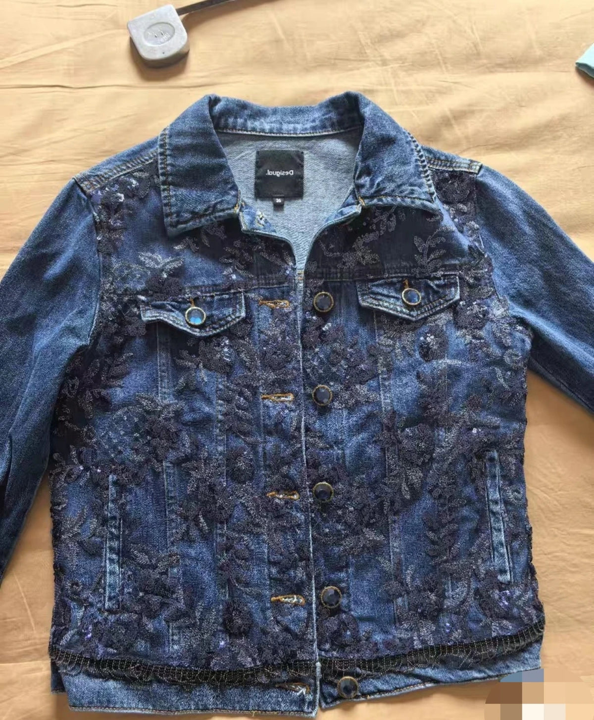 Una nuova giacca di jeans ampia e casual spagnola ricamata e color block dalla ordine di esportazione originale
