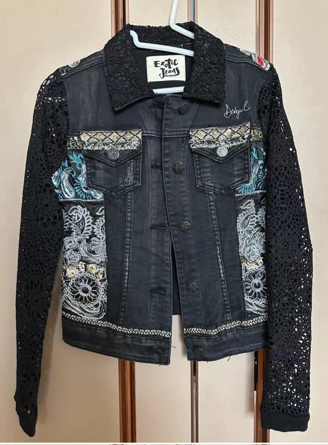 Una nuova giacca di jeans ampia e casual spagnola ricamata e color block dalla ordine di esportazione originale