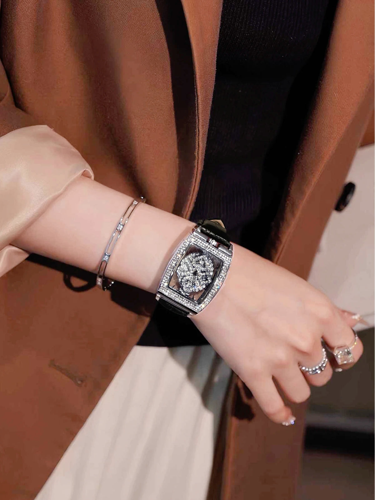1 orologio da donna con quadrante preciso a forma di botte, alla moda ed elegante, decorazione con diamanti sul fondello trasparente, regina da poker rotante
