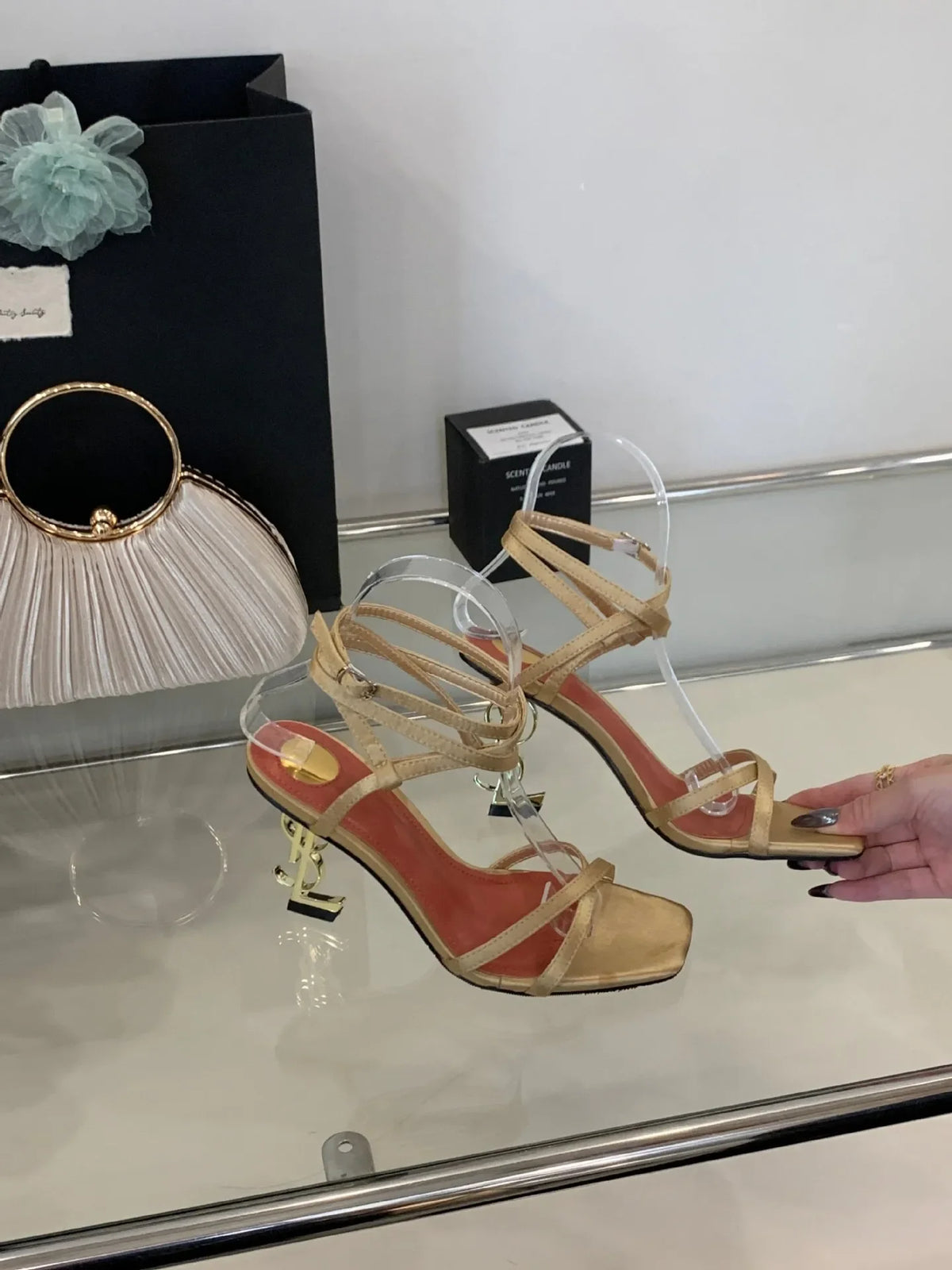 Eleganti sandali con tacco con lettera dorata, fascia incrociata, punta aperta, stile romano, tacchi alti, scarpe estive nuovo arrivo per le donne