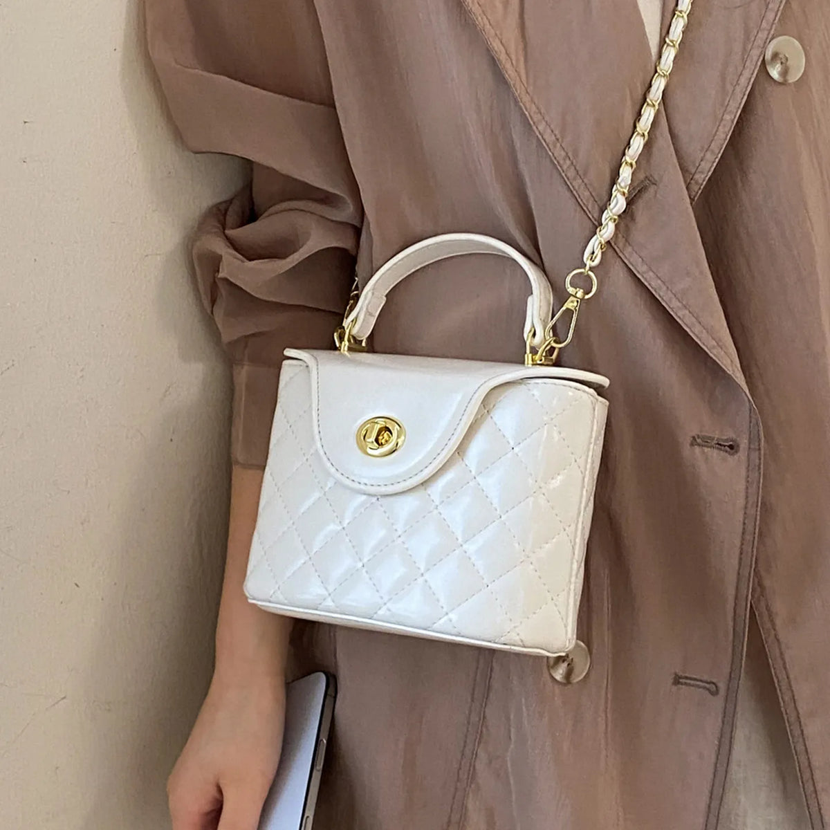 Borsa a tracolla da donna con catena a griglia di diamanti stile piccola fragranza, nuova collezione Primavera Estate 2026, elegante e sensuale
