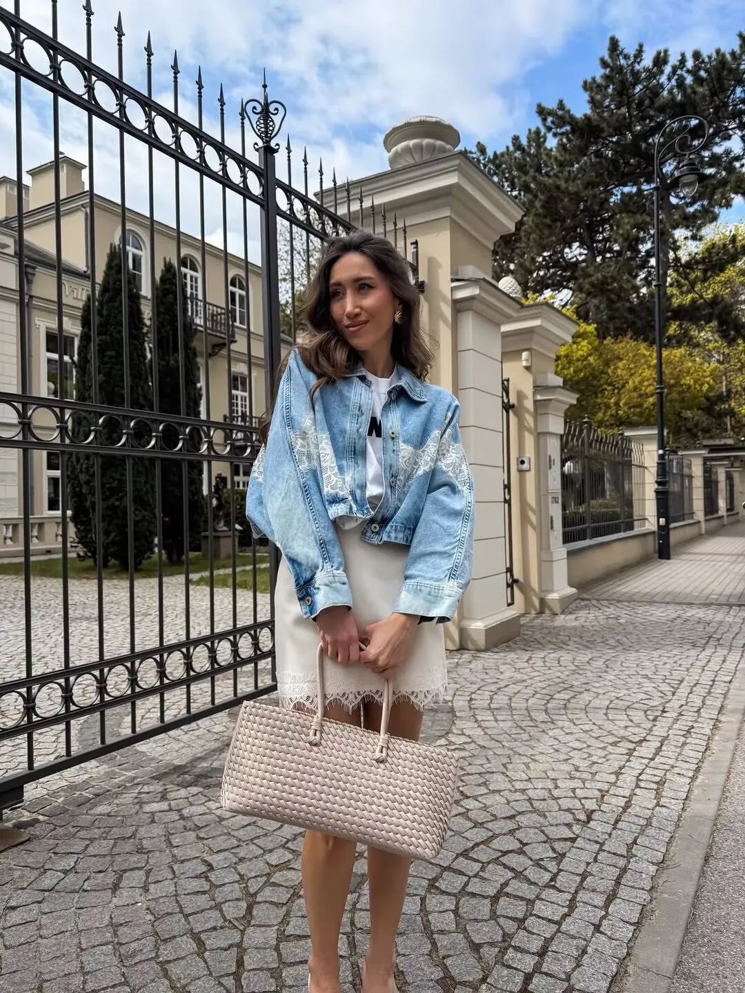 YENKYE Nuova Giacca in Denim Corta da Donna 2026 Blu Chiaro con Inserti in Pizzo, Bottoni Frontali, Maniche Lunghe, Vestibilità Ampia, Stile Streetwear