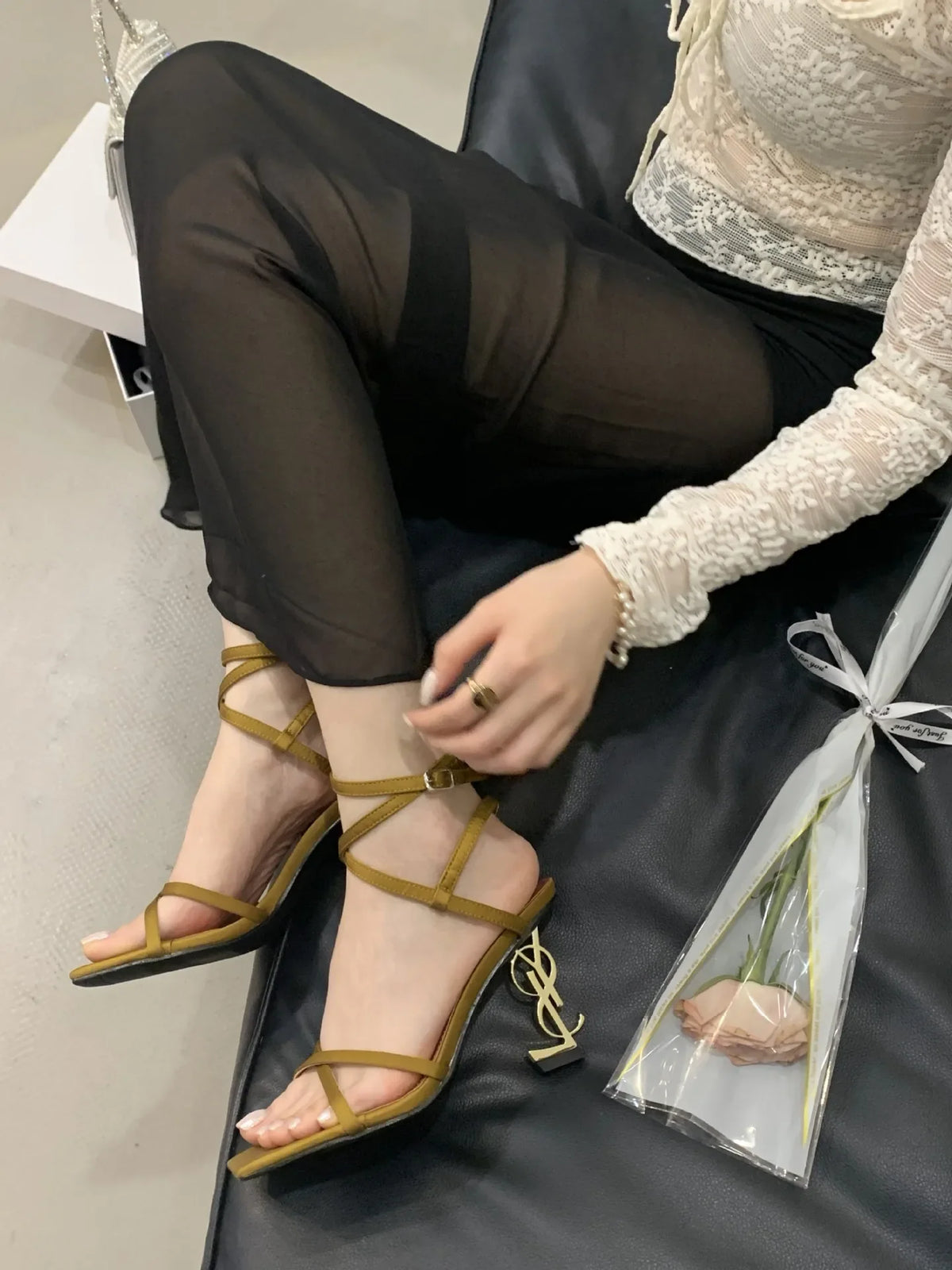 Eleganti sandali con tacco con lettera dorata, fascia incrociata, punta aperta, stile romano, tacchi alti, scarpe estive nuovo arrivo per le donne