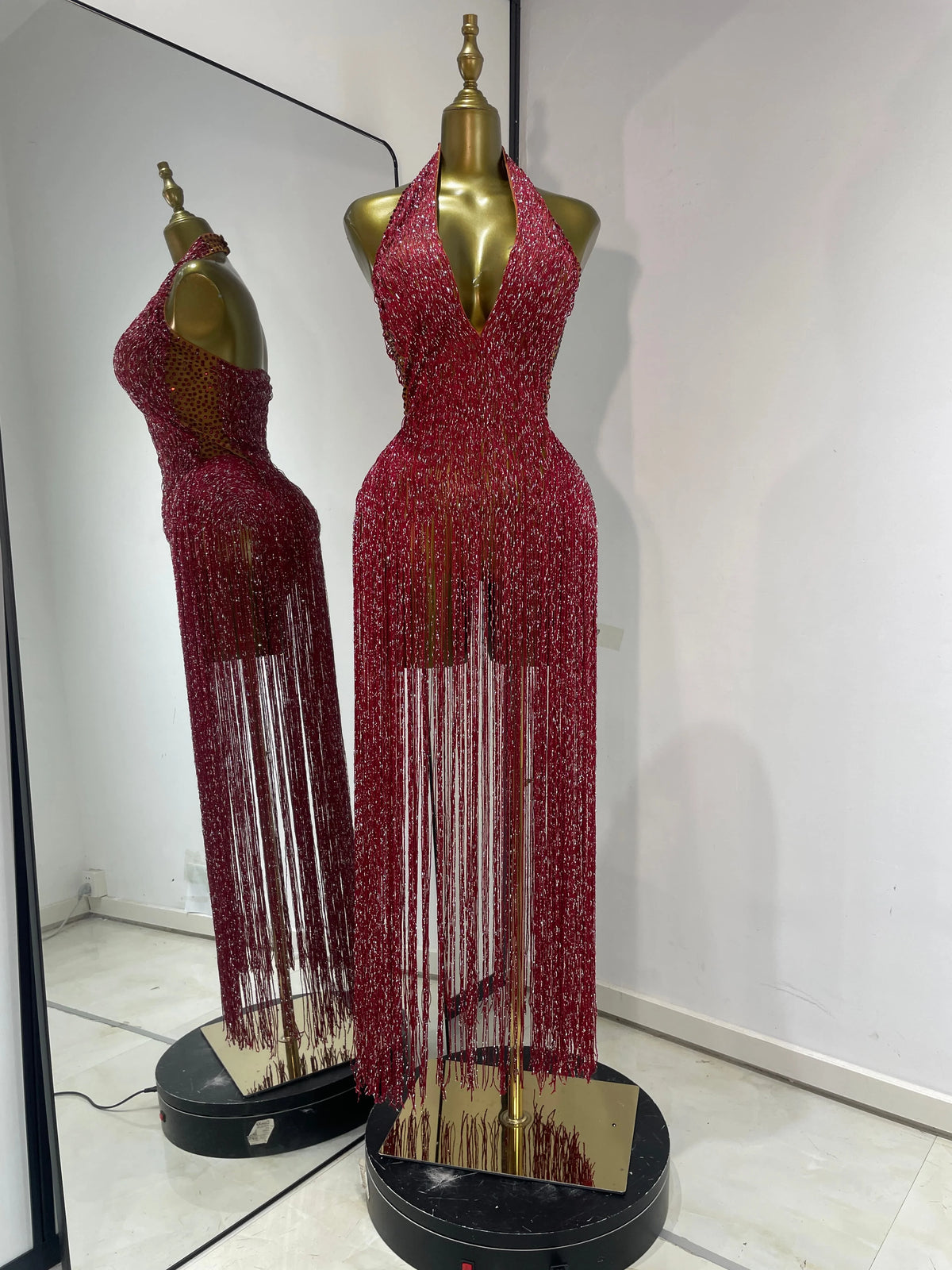 Abito da sera/cocktail/serate di gala con scollo a V e schiena scoperta, senza maniche, con frange, colore bordeaux, modello bodycon, per donna - Foto Reali