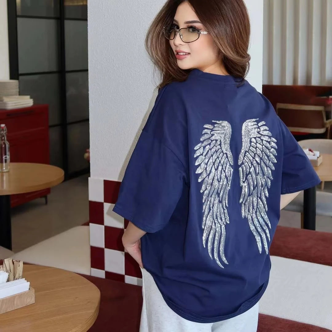 T-shirt oversize Y2K blu navy con ali d'angelo |   T-shirt con grafica sul retro e spalle scese, 100% cotone |   Top streetwear estivo dall'estetica grunge