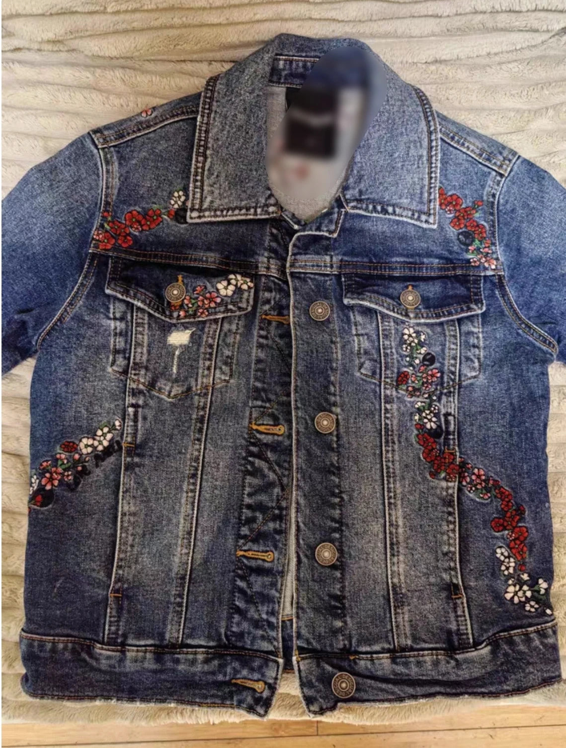 Una nuova giacca di jeans ampia e casual spagnola ricamata e color block dalla ordine di esportazione originale