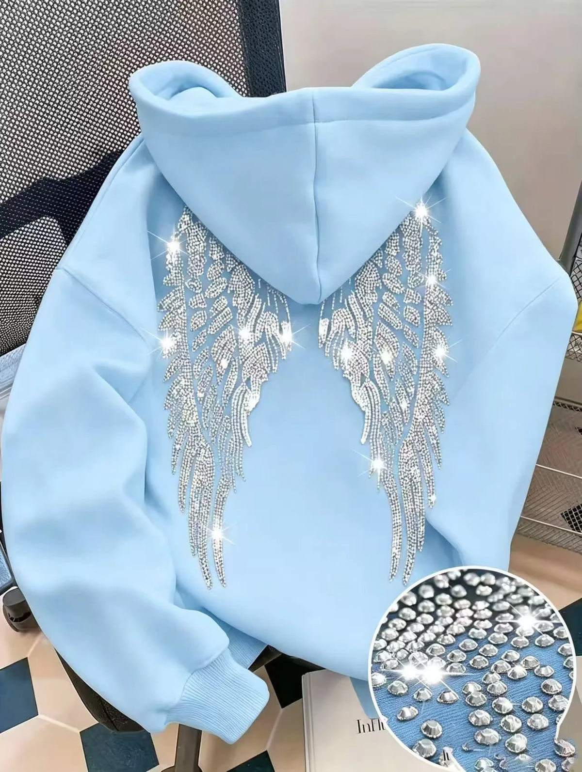 Felpa con cappuccio casual e ampio, design minimalista di tendenza 2026 con ali e strass, giacca pullover
