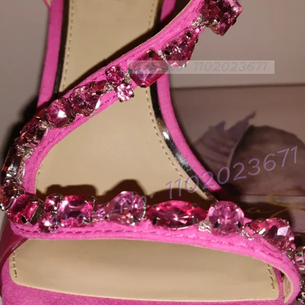 Sandali con cinturino incrociato in cristallo rosso Sandali da donna con motivo serpente Slingback Tacchi alti Scarpe dorate Sandali eleganti scintillanti da festa casual da donna