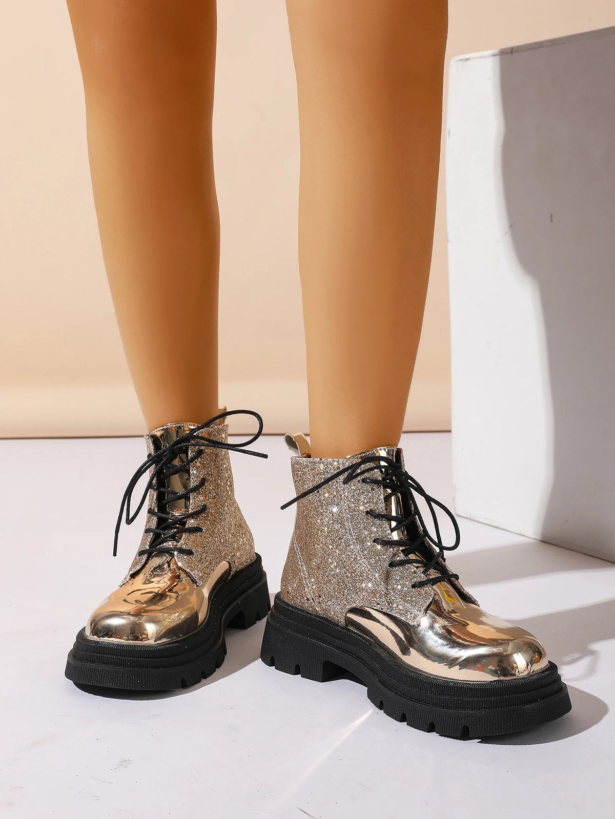 Scarpe da donna 2024 Stivali da donna alla moda argento lucido Stivali Chelsea casual e versatili Scarpe con plateau comode e calde