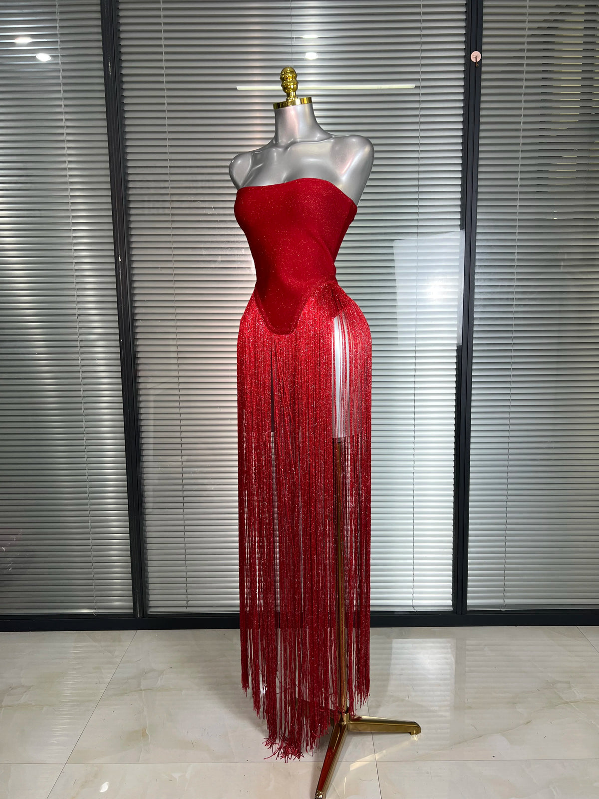 Costume da donna sexy con fasciatura rossa con nappa, designer di celebrità, brillante, scintillante, ballerino, night club, palcoscenico