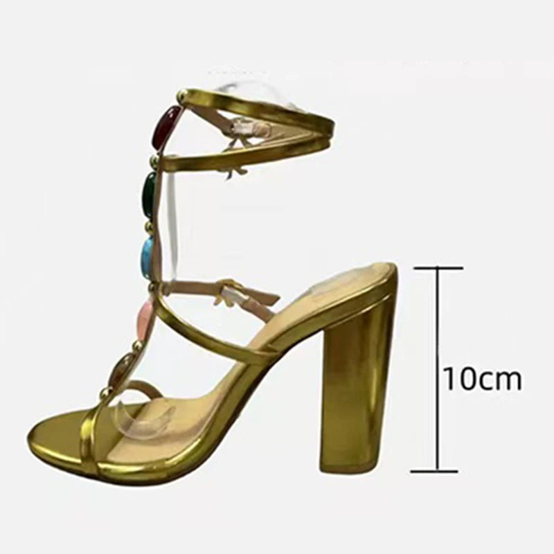 2025 Sandali con tacco spesso con cinturino in pietra preziosa colorata nuova moda bohémien da donna Sandali con tacco spesso Sandali a banda stretta cava