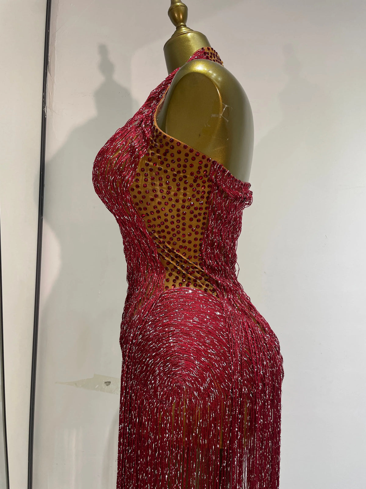 Abito da sera/cocktail/serate di gala con scollo a V e schiena scoperta, senza maniche, con frange, colore bordeaux, modello bodycon, per donna - Foto Reali