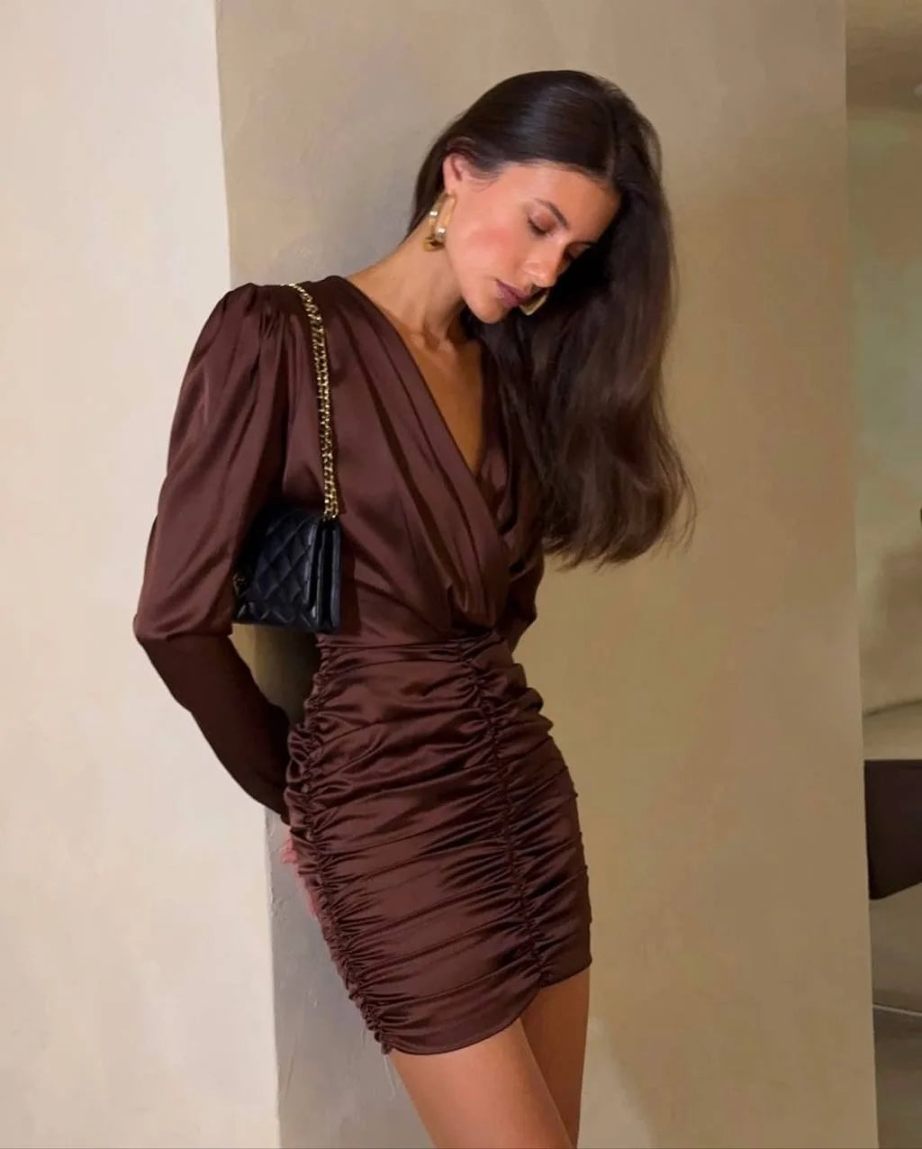 Mini abito plissettato sexy con scollo a V profondo Lady Fashion Solid Manica intera Vita stretta Abiti corti sottili Abiti da sera da donna
